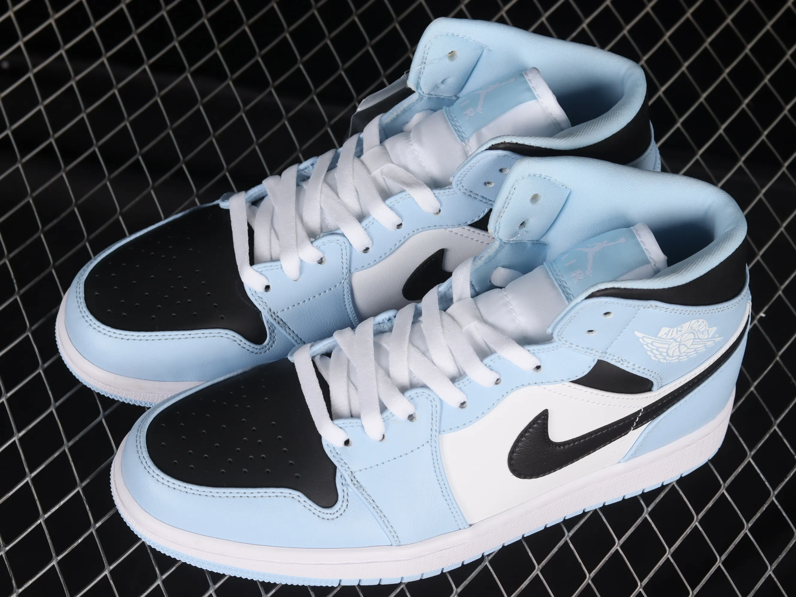 All Categories Air Jordan Jordan Series Basketball Shoes Air Jordan 1 Mid Air Jordan 1 Mid "University Blue" AJ1 Joe 1 Fresh Blue China Basketball Shoes 555112-401